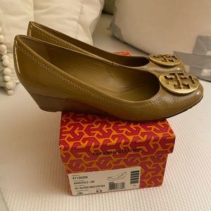 Tory Burch Molly wedge, sand patent/gold, size 8.5
